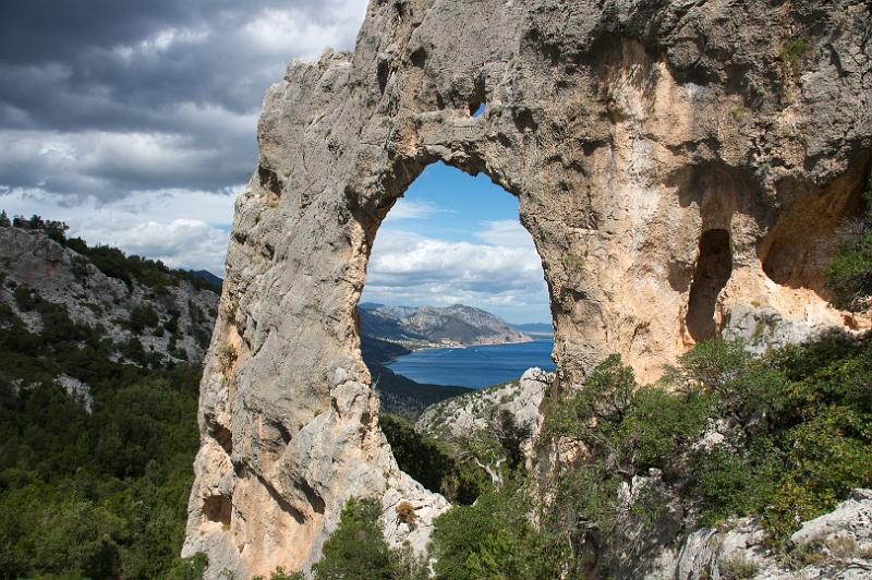 160918_1345_T06470_CalaSisine_hd.jpg - Das Felsenfenster zwischen Cala Sisine und Cala Luna